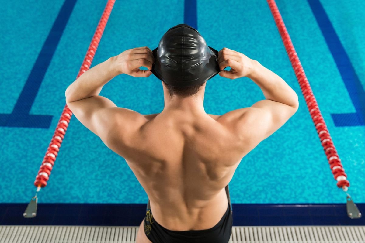 homem se preparando para nadar em piscina