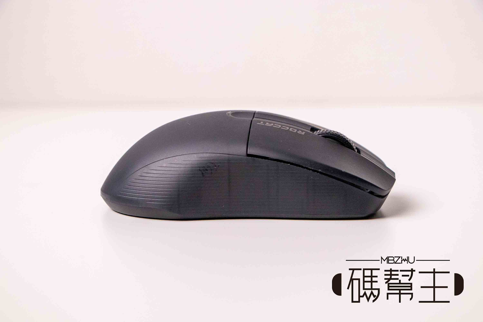 極致輕盈 征服沙場｜ROCCAT PURE 系列超輕量電競滑鼠開箱 9