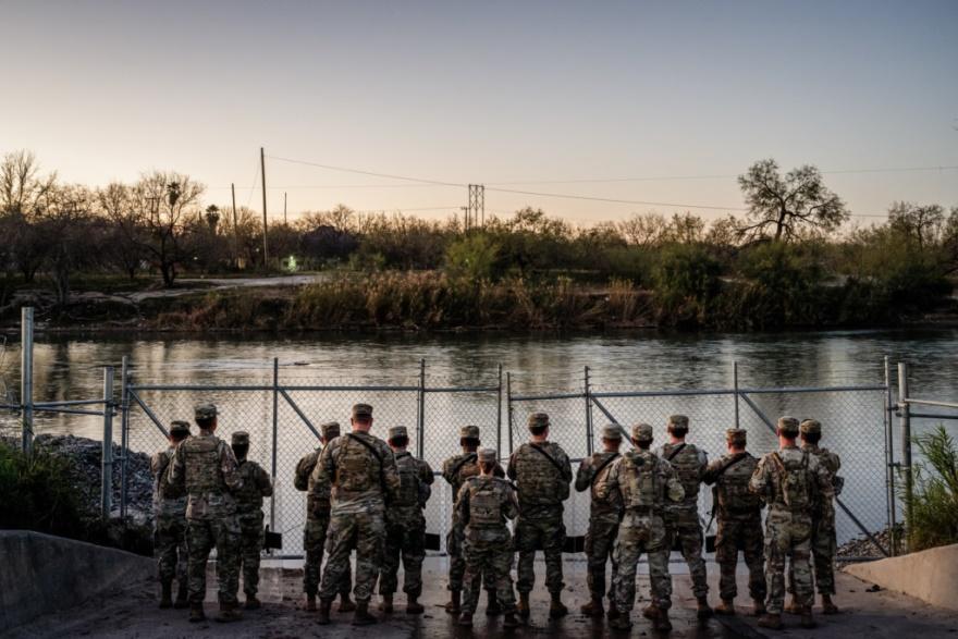 Các binh sĩ Vệ binh Quốc gia đứng gác bên bờ sông Rio Grande tại Công viên Shelby ở Eagle Pass, Texas, hôm 12/01/2024. (Ảnh: Brandon Bell/Getty Images)