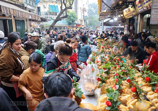 Người người đến chợ Hàng Bè để mua sắm các món đồ cúng làm sẵn