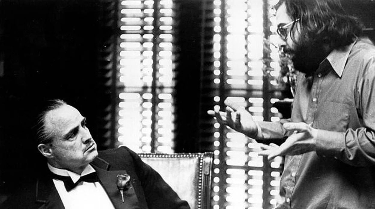 Francis Ford Coppola hablando con Marlon Brando caracterizado como Vito Corleone en The Godfather