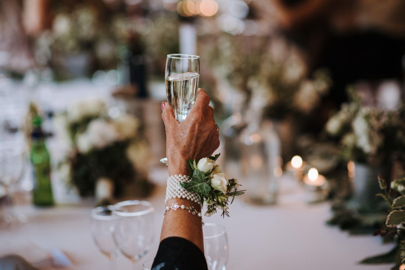 Pessoa segurando uma taça de champagne em um evento