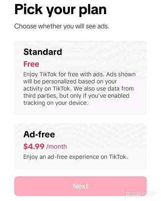 Imagem de uma tela do TikTok na qual aparece a opção de escolher o plano Ad free para assinatura.