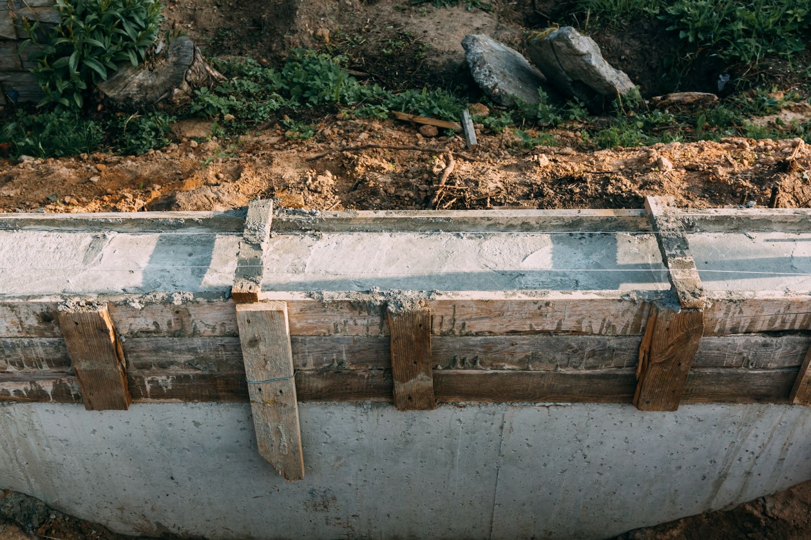 mur de soutènement en béton estampé