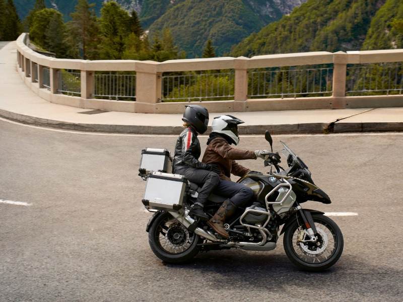 moto BMW R1250GS equipaggiata con valigie Alu