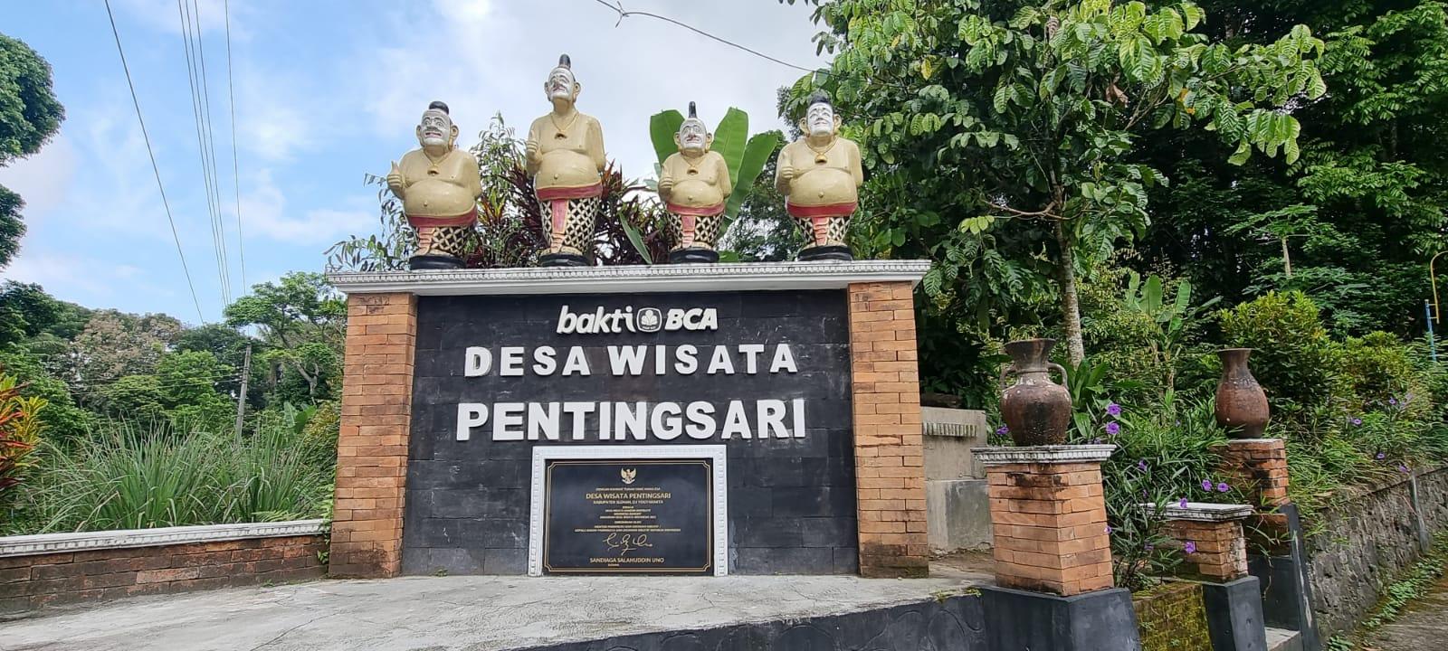 A sign with a group of statues on top of it

Description automatically generated