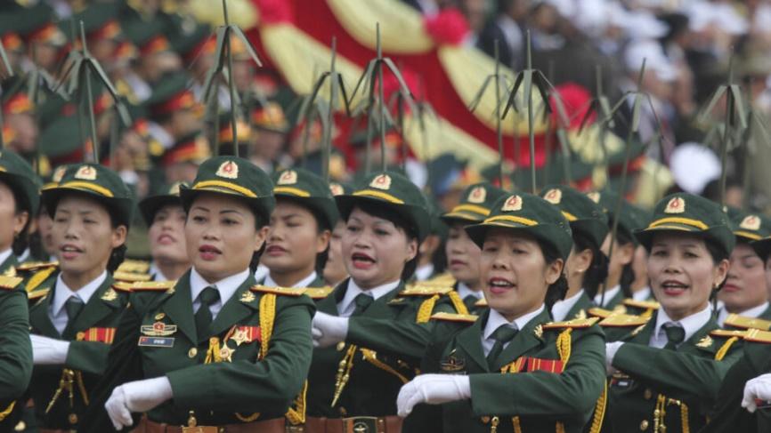 Ảnh tư liệu : Các sĩ quan nữ thuộc quân đội Việt Nam diễu hành nhân kỷ niệm 60 năm Chiến thắng Điện Biên Phủ, Việt Nam, ngày 07/05/2014.