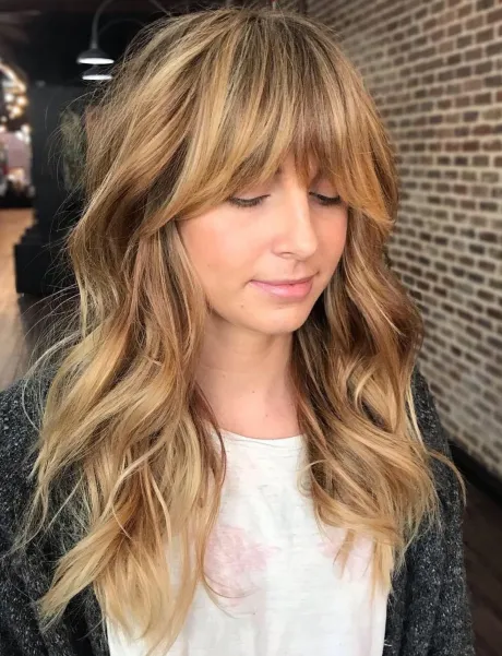 Honey Bronde Shaggy Hairstyle with Bangs
