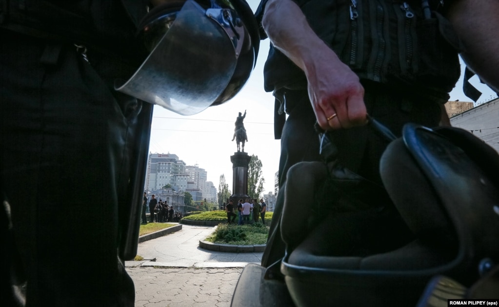 Силовики охороняють пам’ятник Миколі Щорсу від самовільного демонтантажу, який анонсували активісти. Київ, 30 червня 2016 року