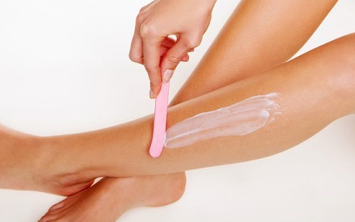 A person waxing her leg

Description automatically generated