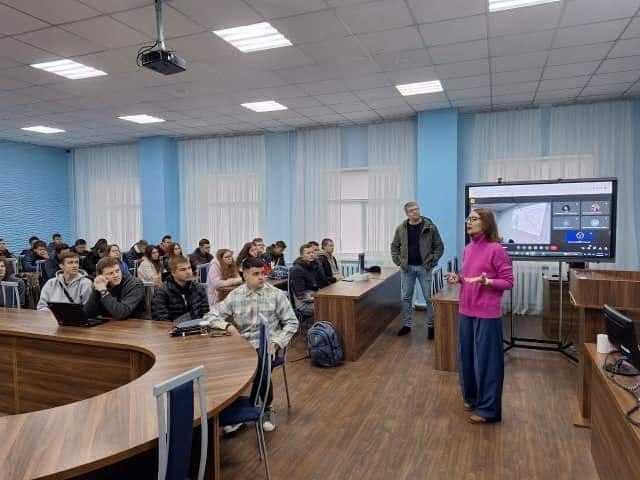 Зображення, що містить у приміщенні, одежа, особа, стінаАвтоматично згенерований опис