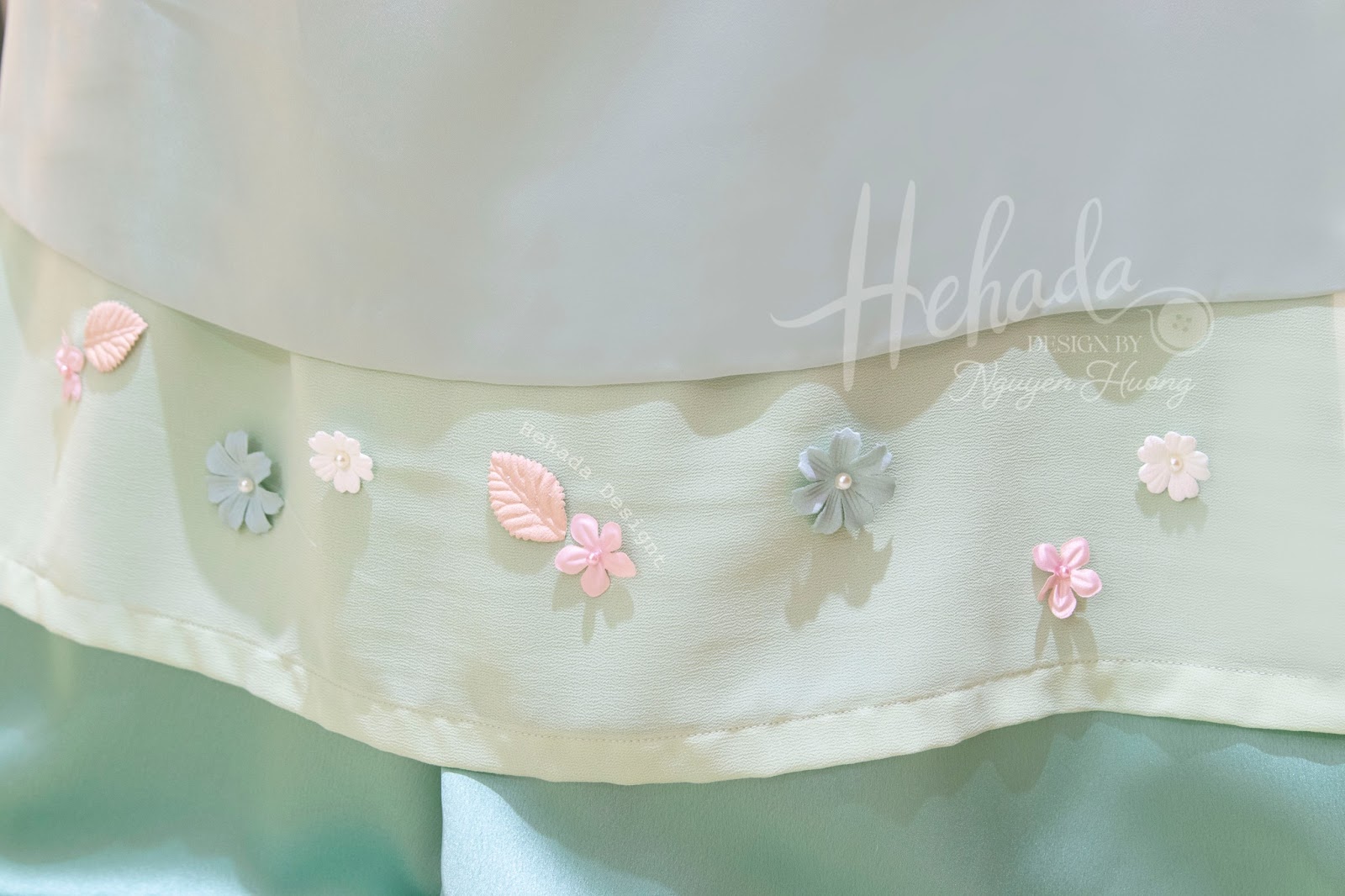 Chi tiết hoa nhí dưới tà áo dài Sương Mai