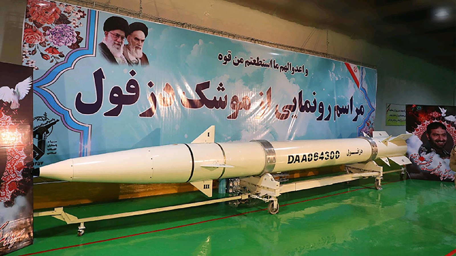 El régimen de Irán presentó un nuevo misil balístico con un alcance de mil kilómetros