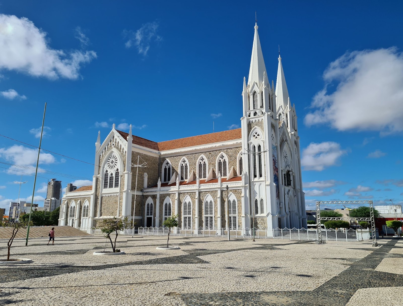 Catedral de Petrolina, um templo católico com fachada de pedra com detalhes góticos em branco e duas torres pontiagudas