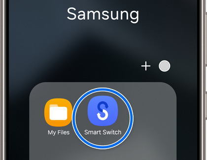 Smart Switch app highlighted inside the Samsung folder on a Galaxy phone