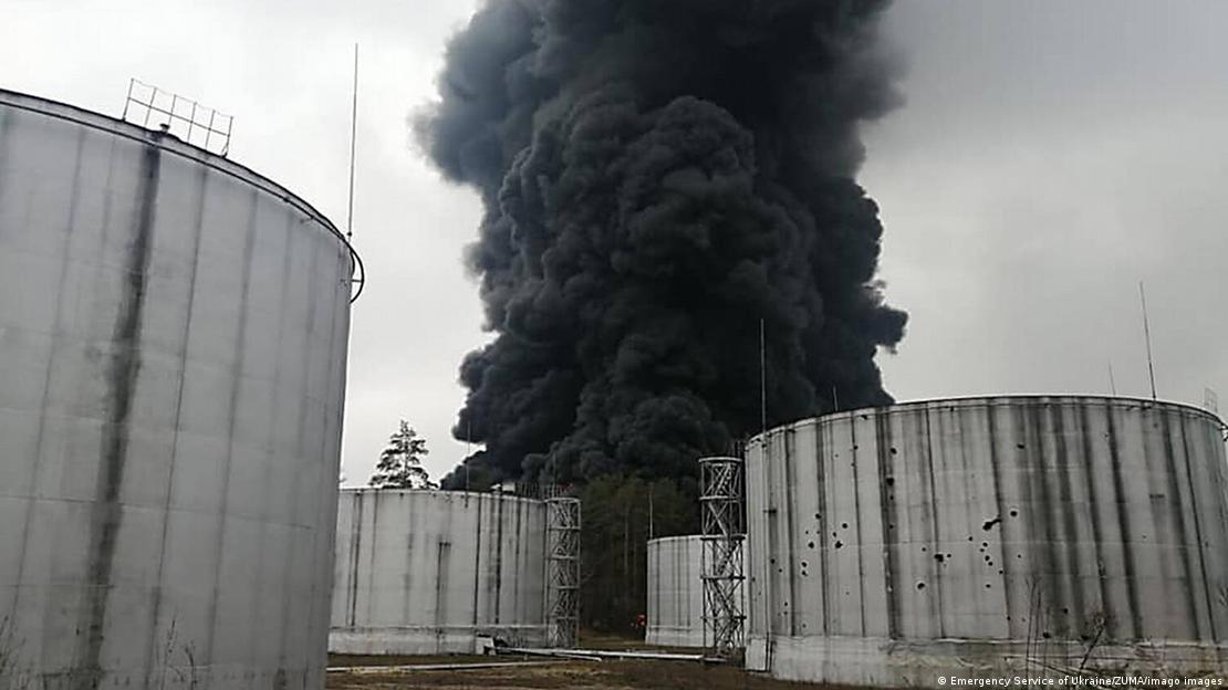 Російський снаряд влучив у нафтобазу в Чернігові, березень 2022 року