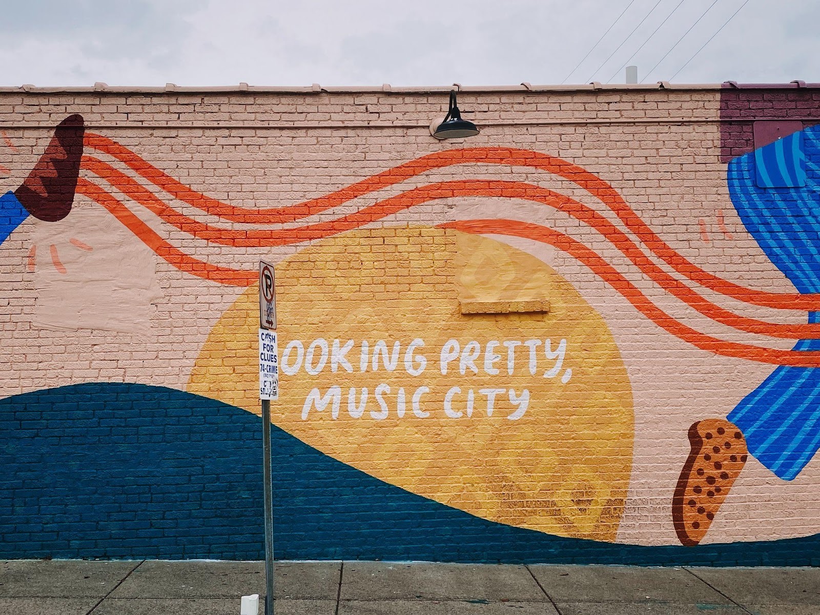  A painted wall saying ‘looking pretty, Music City’ in Nashville.