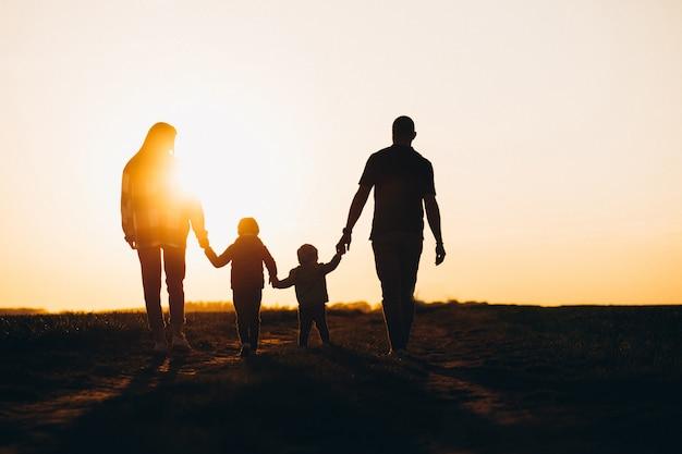 Uma família feliz andando na natureza