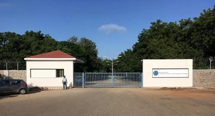 https://www.daiict.ac.in/sites/default/files/2021-04/Campus%2001%20Main%20Gate-01.jpg