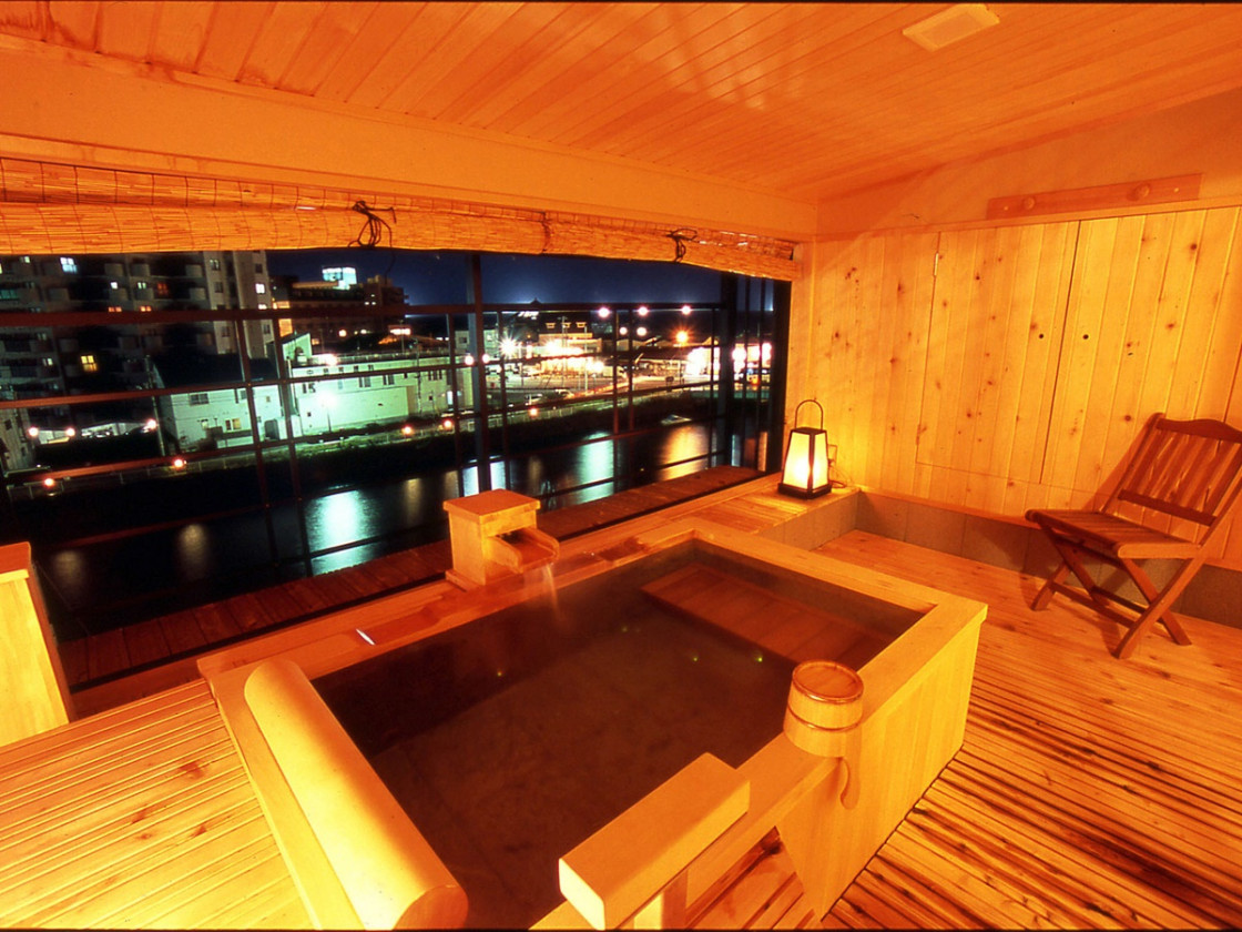 湯の川観光ホテル祥苑の露天風呂付き客室の露天風呂