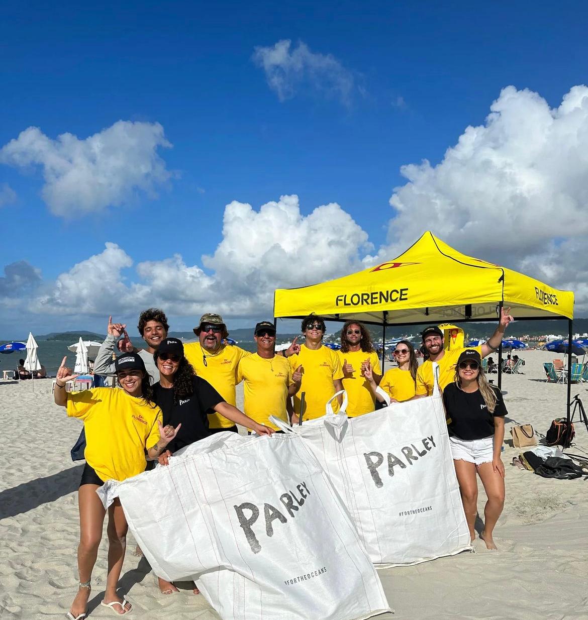 Equipe Florence Brasil e Parley Brasil na Praia de Jurerê Internacional (Imagem: Divulgação)