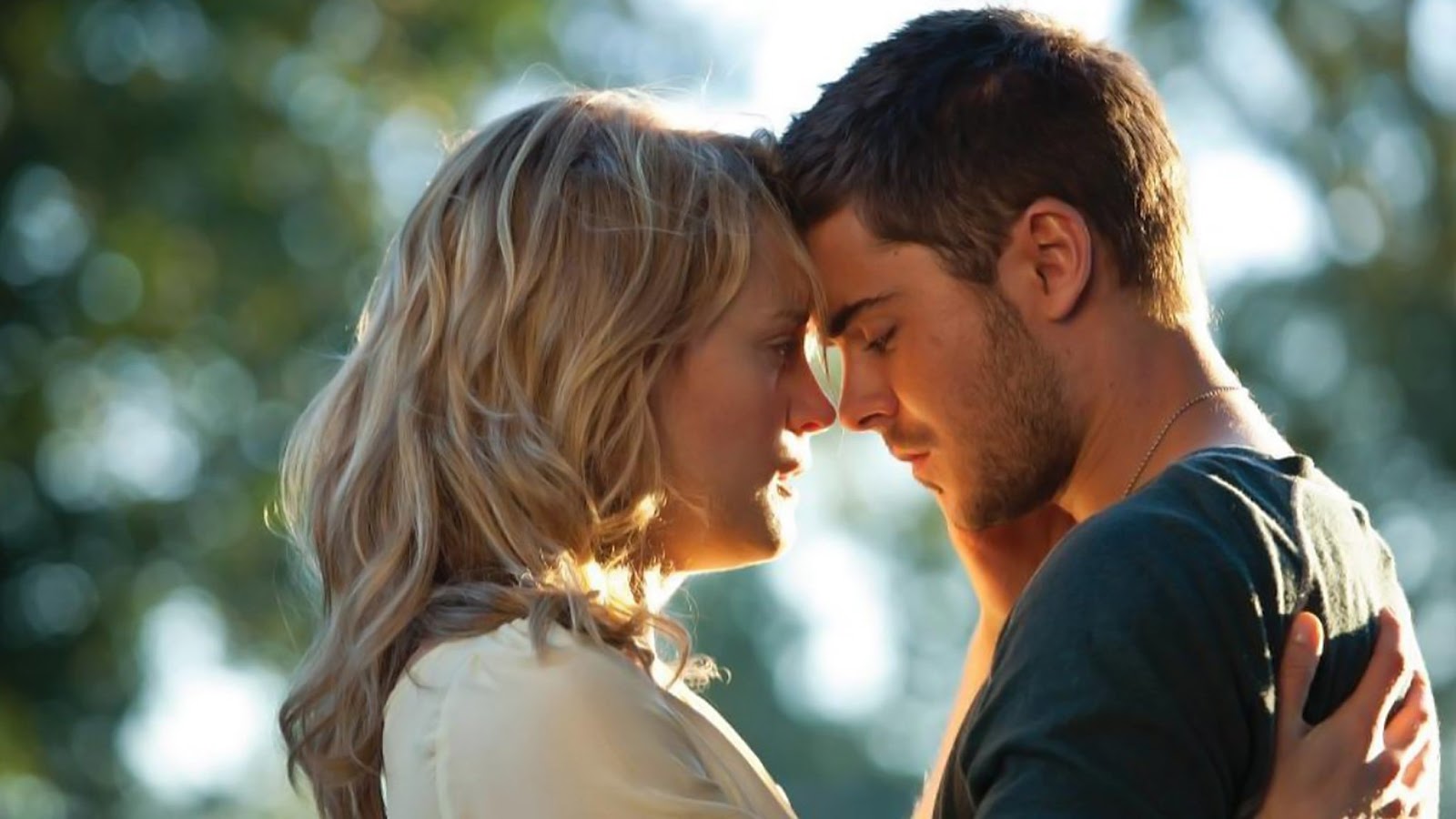 Beth y Logan a punto de besarse en la película Cuando te encuentre