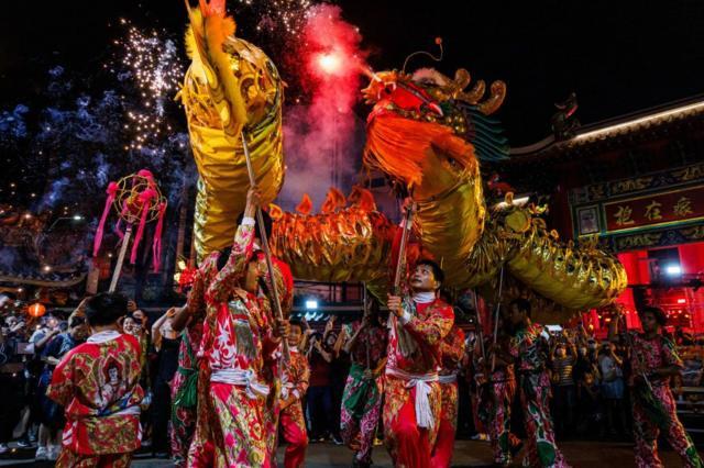 Một đoàn biểu diễn múa rồng  tại Đền Kuan Yim ở Khu Phố Tàu vào đêm Giao thừa Tết Giáp Thìn (ngày 9 tháng 2 năm 2024) tại Bangkok, Thái Lan