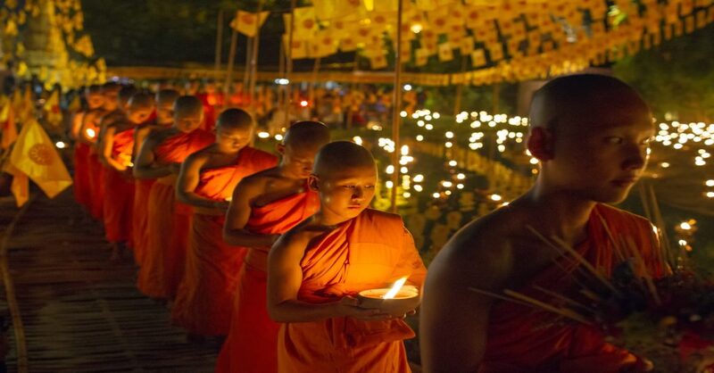 Top 4 lễ hội mùa hè ở Thái Lan - Hoạt động rước nến trong ngày Phật Đản