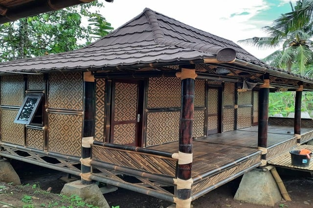 11 Inspirasi Desain Rumah Bambu Sederhana Di Desa Asri Dan Cantik