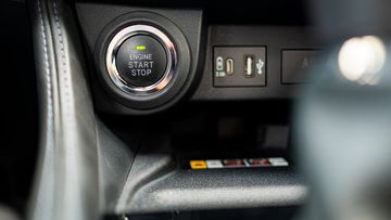 Toyota Yaris Cross 2024 cũng trang bị nút bấm khởi động Start/stop engine trên cả hai phiên bản