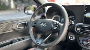 Hyundai i10 2024 sở hữu vô lăng 3 chấu bọc da may thủ công, điều chỉnh 2 hướng tương tự bản cũ