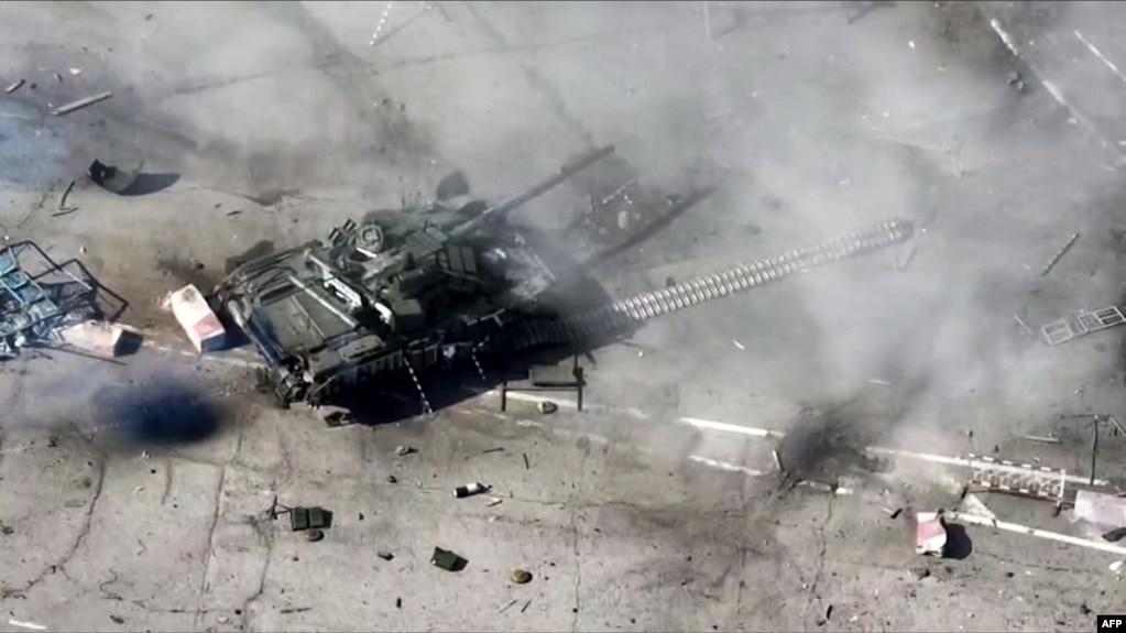 Hình ảnh của quân Nga tung ra cho thấy xe tăng Ukraine bị trúng đạn từ máy bay không người lái