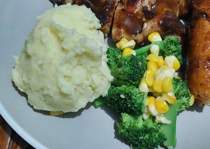 1. Cara Membuat Mashed Potato dengan Tambahan Brokoli Ayam Saus Tiram