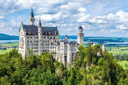 Ein Bild, das draußen, Baum, Schloss, Himmel enthält.
Automatisch generierte Beschreibung