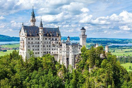 Ein Bild, das draußen, Baum, Schloss, Himmel enthält.

Automatisch generierte Beschreibung