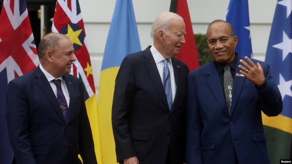 Tổng thống Mỹ Joe Biden, giữa, nói chuyện với Tổng thống Kiribati Taneti Maamau, phải, và Thủ tướng Quần đảo Cook Mark Brown, trái, tại Hội nghị Thượng đỉnh các nhà lãnh đạo các Đảo quốc Thái Bình Dương, ở Tòa Bạch Ốc ngày 25/9/2023.