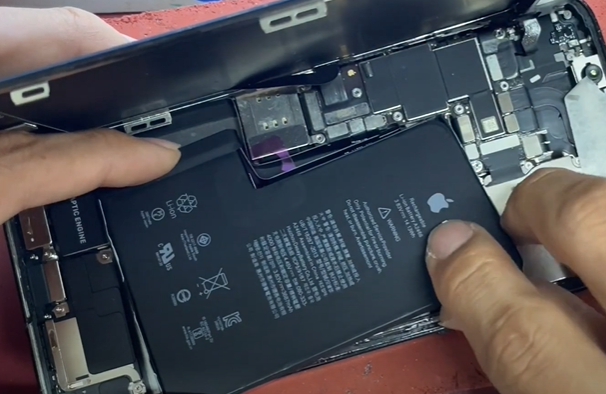 Thay pin iPhone 12 Pro Max giá bao nhiêu tiền? Có nên thay pin cho iPh