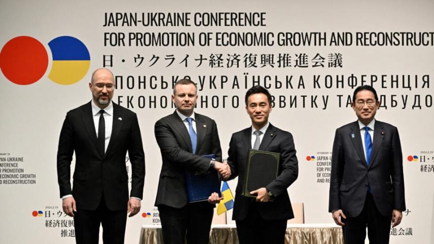 Thủ tướng Ukraina Denis Chmyhal (T) và đồng nhiệm Nhật Bản Fumio Kishida chứng kiến lễ ký Bản Ghi Nhớ trao đổi hợp tác song phương tại Hội nghị Tái thiết Ukraina ở Tokyo, Nhật Bản, ngày 19/02/2024.