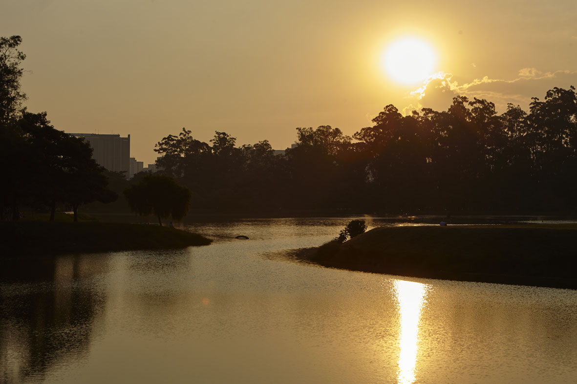 Foto de um lindo pôr do sol em uma lagoa no parque próximo a Vila Nova Conceição.