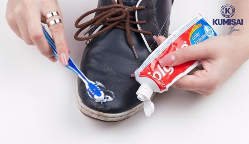 Đánh xi cho giày da bằng kem đánh răng