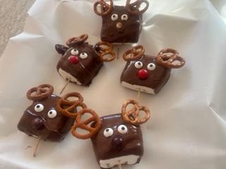 A group of chocolate covered reindeer treats

Description automatically generated
