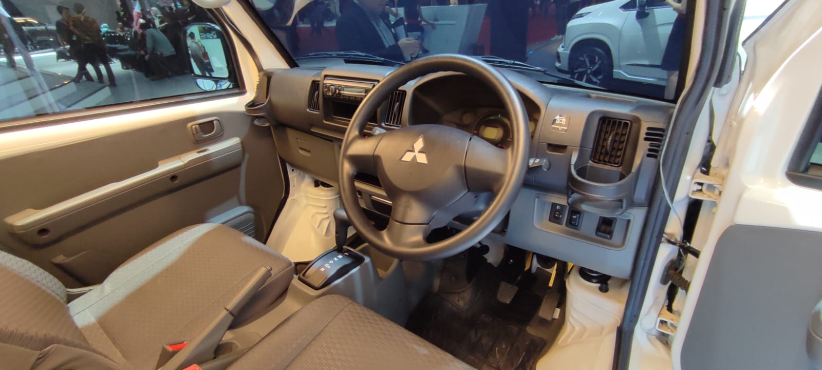 Interior Mitsubishi L100 EV