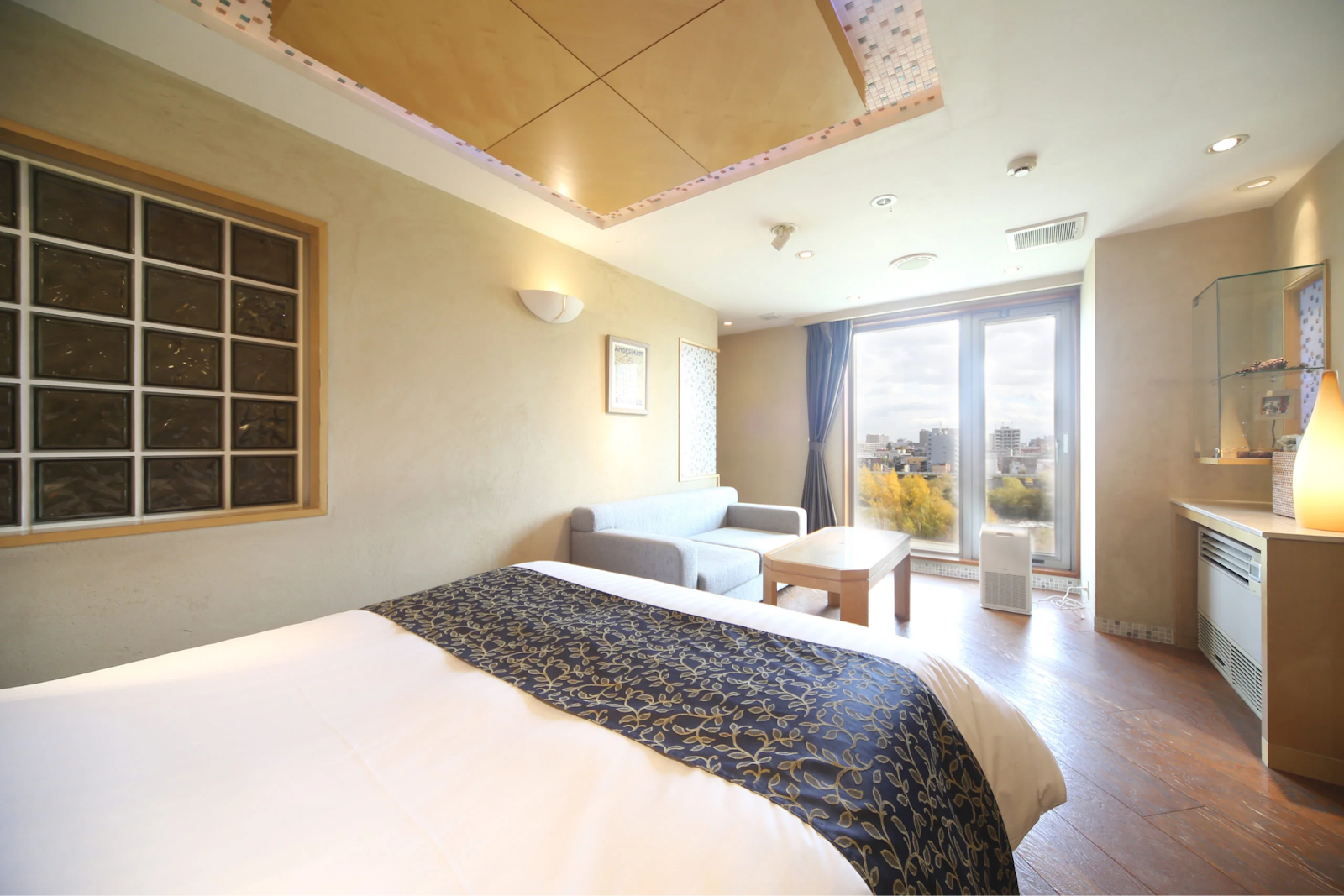 客室や浴室から豊平川を一望できる「ウォーターホテルK」