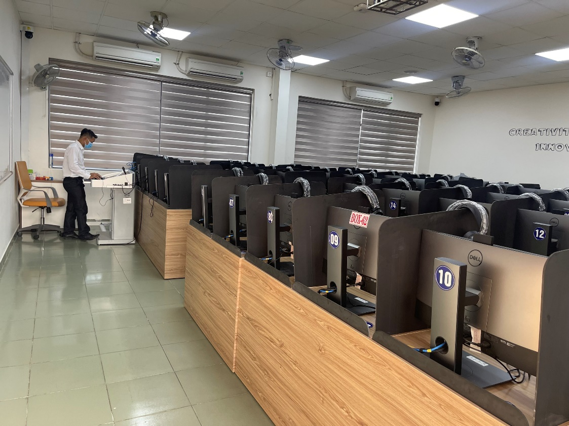 Cơ sở vật chất tại phòng thi VSTEP của UEH