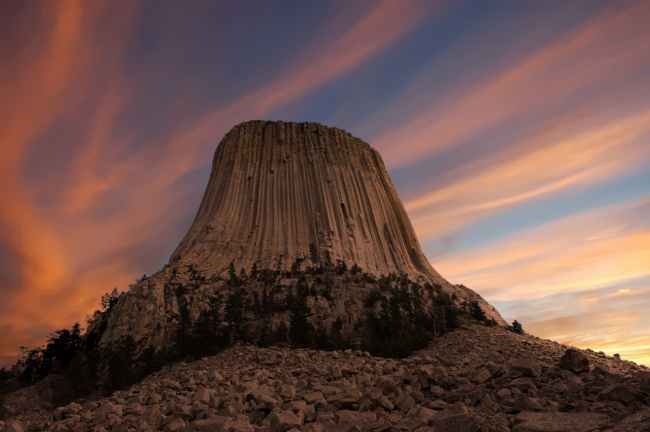 Image of Devil's Tower.