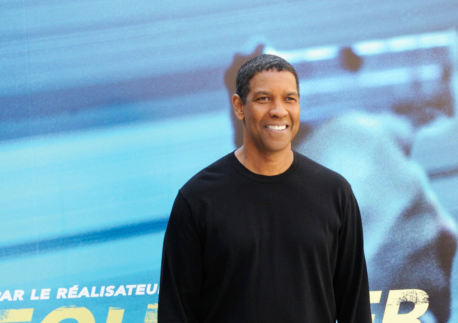 Denzel Wahington sonriendo en la premiere de una película