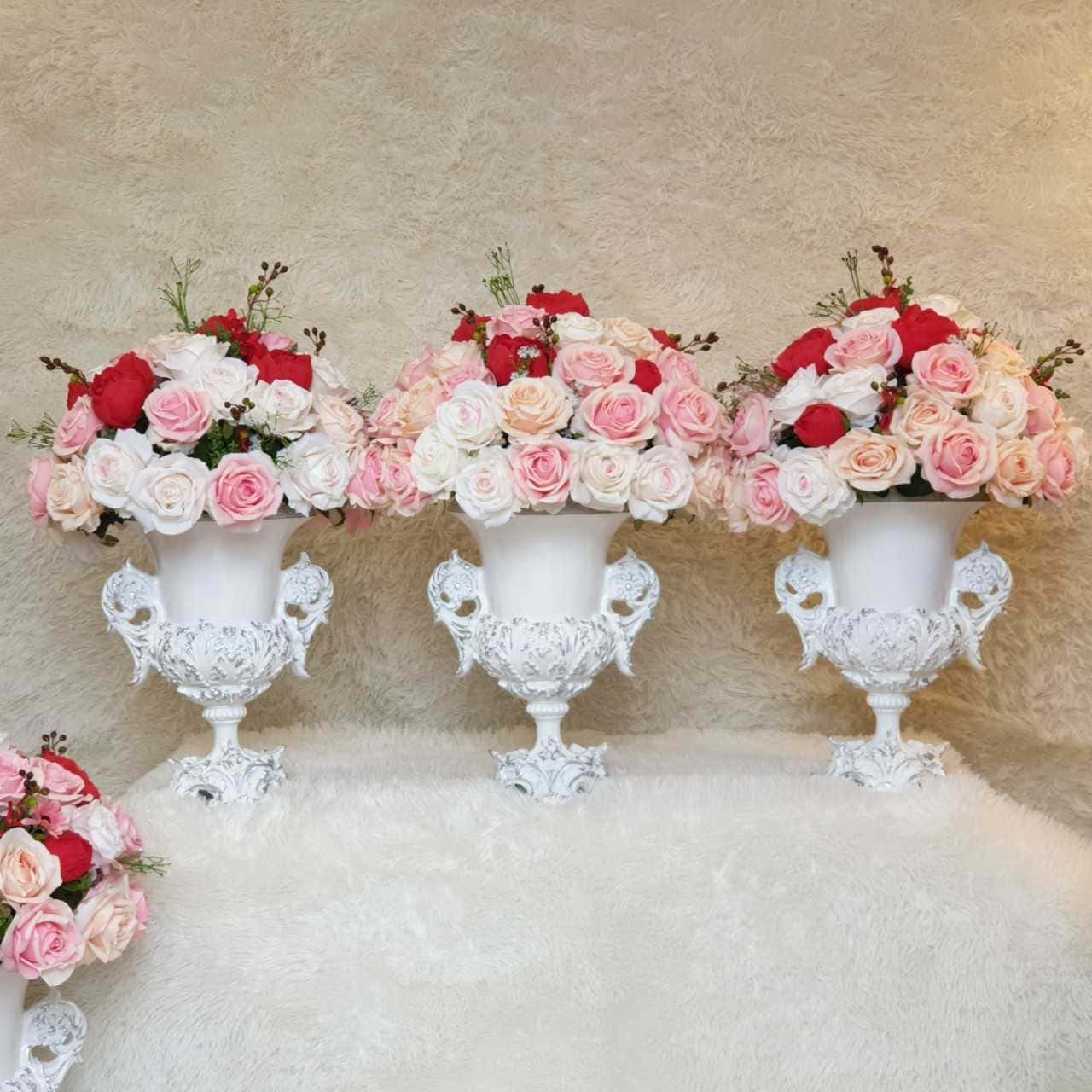 Bình hoa có kích thước độc đáo để bàn đám cưới tạo phong cách mới mẻ