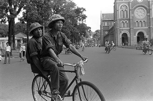 Bộ đội Bắc Việt đạp xe trước nhà thờ Đức Bà ở Sài Gòn sau ngày 30/4/1975. Ảnh: Chưa rõ nguồn.