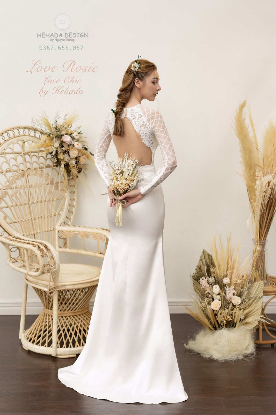 Thiết kế phần lưng váy cưới Lace Chic