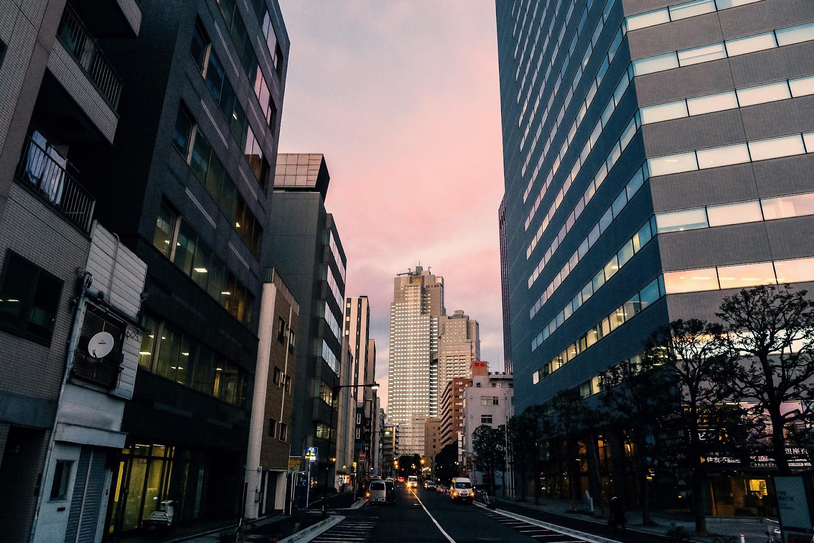 ビル　夜景　日本